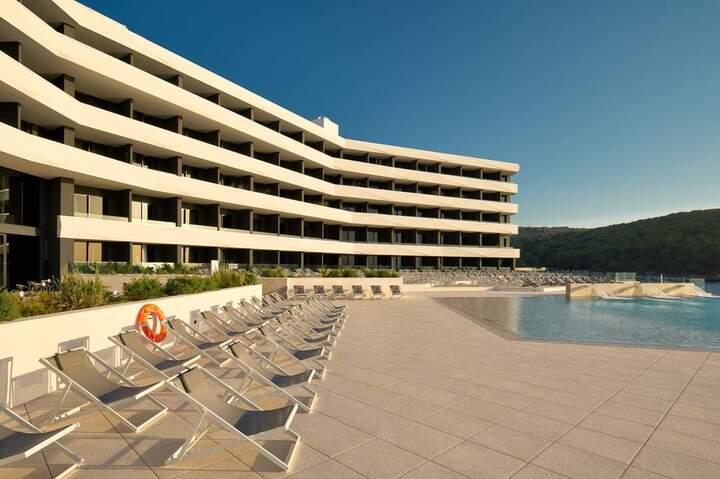 Pedestal supports arrive in Croatia, at the Grand Hotel View