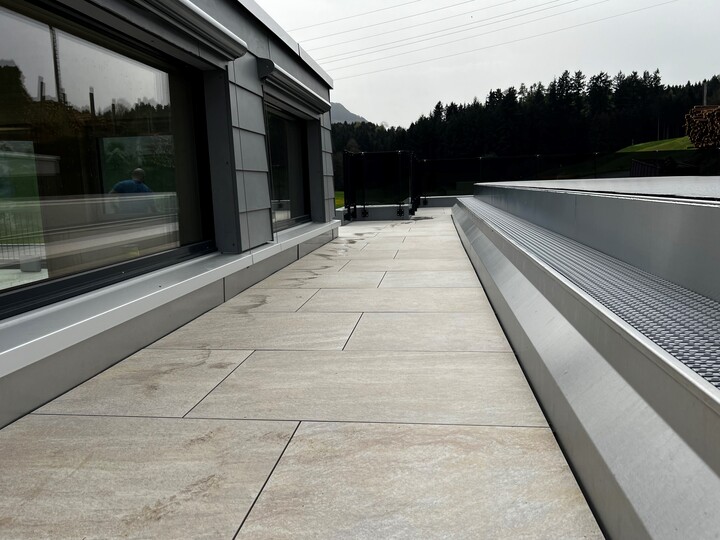 Die Stelzlager Pedestal Prime® bilden die Basis einer wunderschönen Dachterrasse in der Schweiz